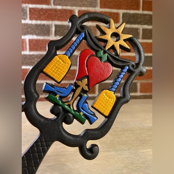 VTG 1951 John W right Painted Cast Iron Footed Trivet Dove Bird Hearts Broom NIB - Picture 7 of 7